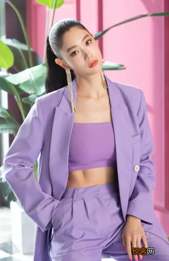 第一美女克拉拉素颜健身 穿大领口紧身衣秀身材，身体失衡险摔倒