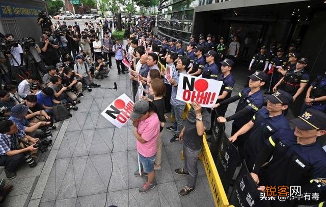 网传韩国极右翼势力网上威胁要暗杀现总统,戏谑文在寅下台或被判刑19年,你咋看？