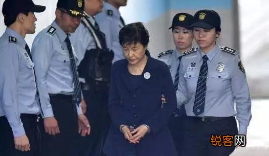 韩国前总统朴槿惠遭遇今天的下场,你认为是偶然还是必然？
