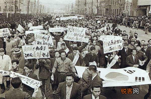 韩国总统没有好下场,是因为党派斗争激烈,还是司法独立权大？