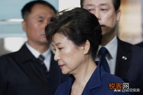 最近前总统李明博又被判刑了,为什么韩国总统下台以后都被清算？