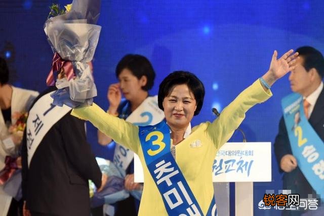 韩国至今已经经历12任总统,仅金大中一人和平卸任,你觉得文在寅还能在青瓦台住多久？