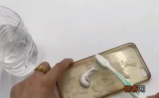 这样做焕然一新 透明手机壳发黄了怎么变白