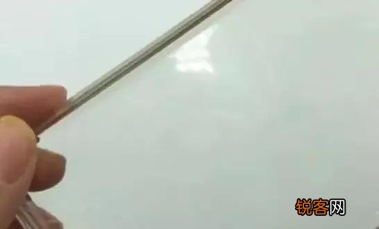 这样做焕然一新 透明手机壳发黄了怎么变白