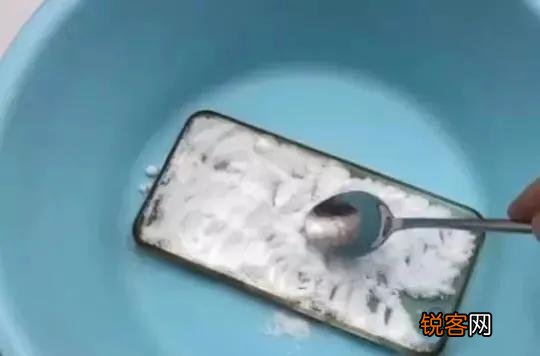 这样做焕然一新 透明手机壳发黄了怎么变白