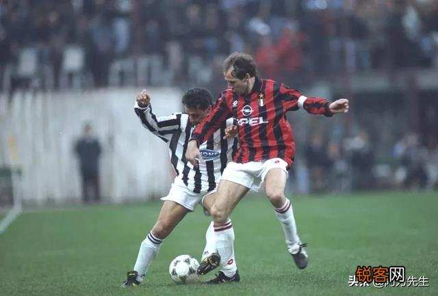 对于防守相对弱的足球队应该用什么阵型？