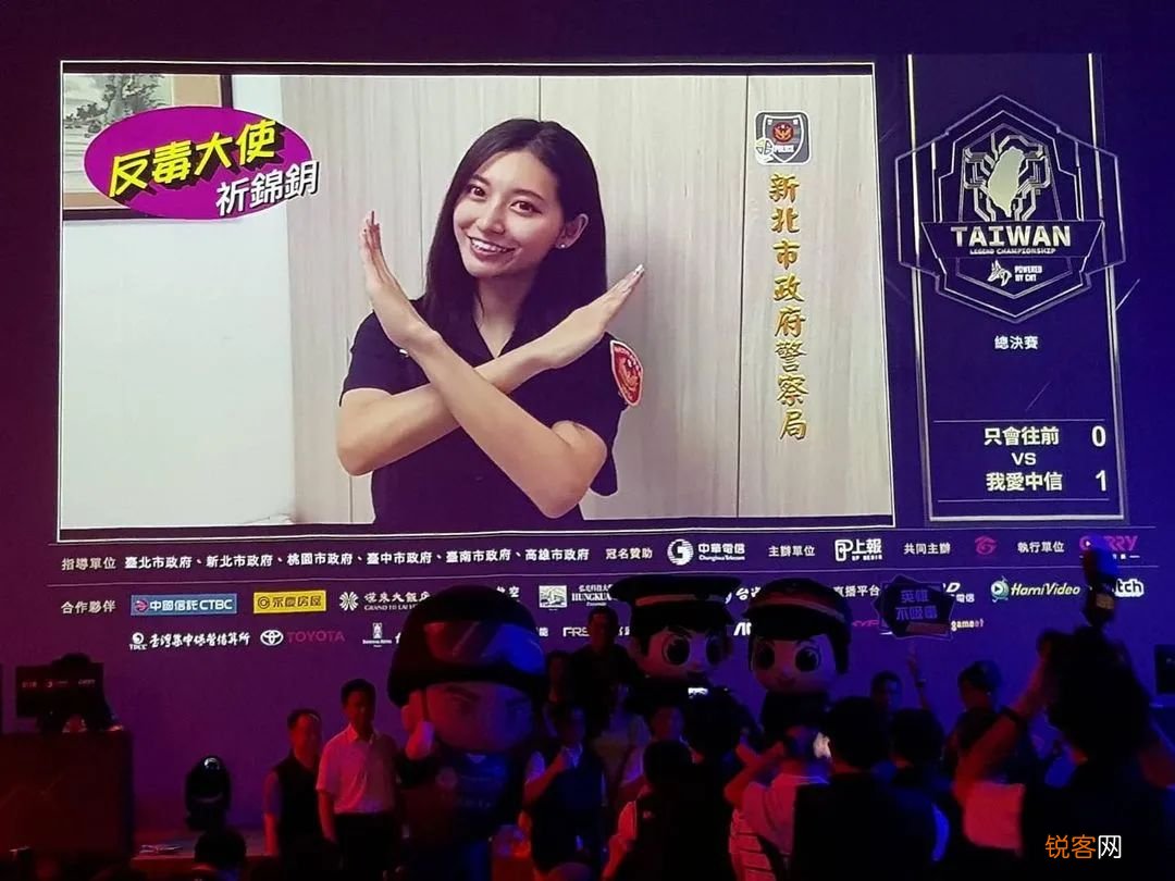 最美女警 身材好到打码