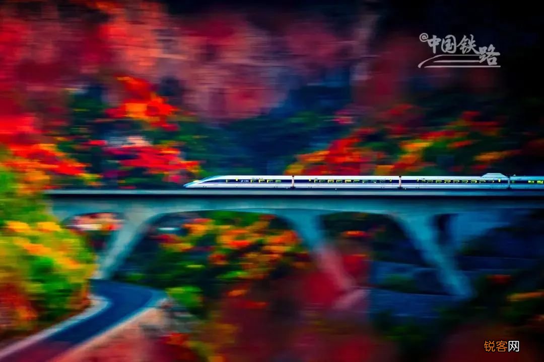 “穿越秋天”的火车，这趟火车火了！