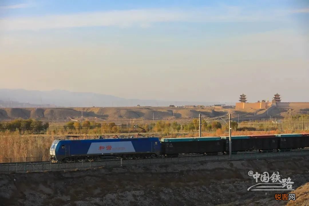 “穿越秋天”的火车，这趟火车火了！