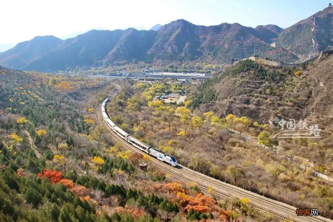 “穿越秋天”的火车，这趟火车火了！