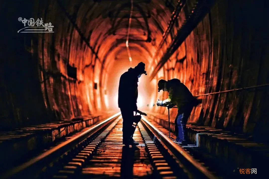 “穿越秋天”的火车，这趟火车火了！