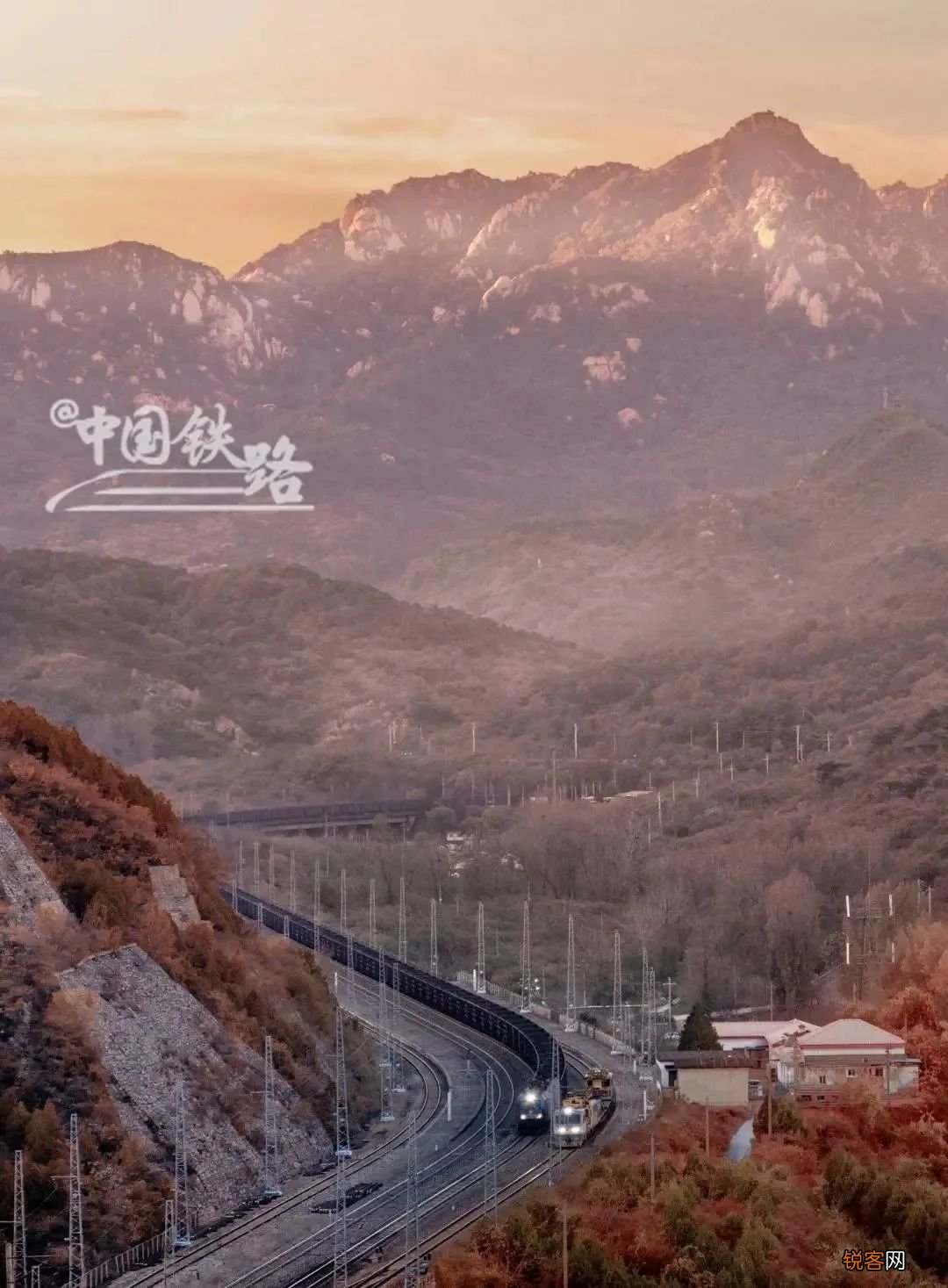 “穿越秋天”的火车，这趟火车火了！