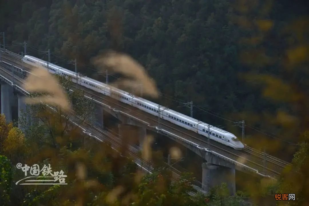 “穿越秋天”的火车，这趟火车火了！