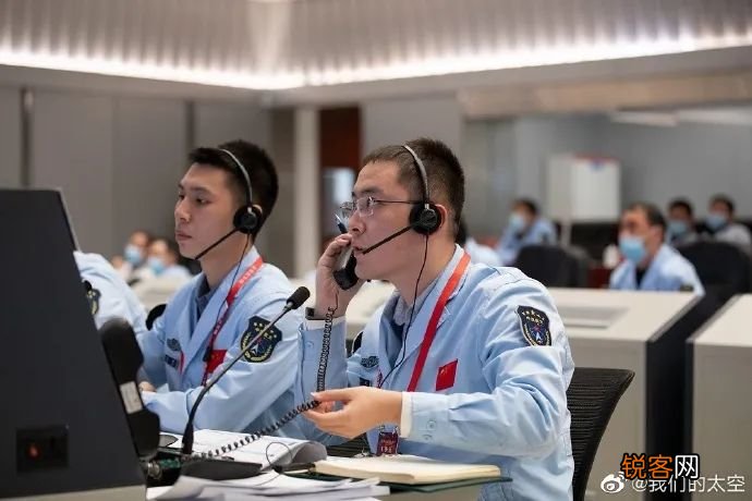 中国航天员与地球合影 王亚平首次出舱成功