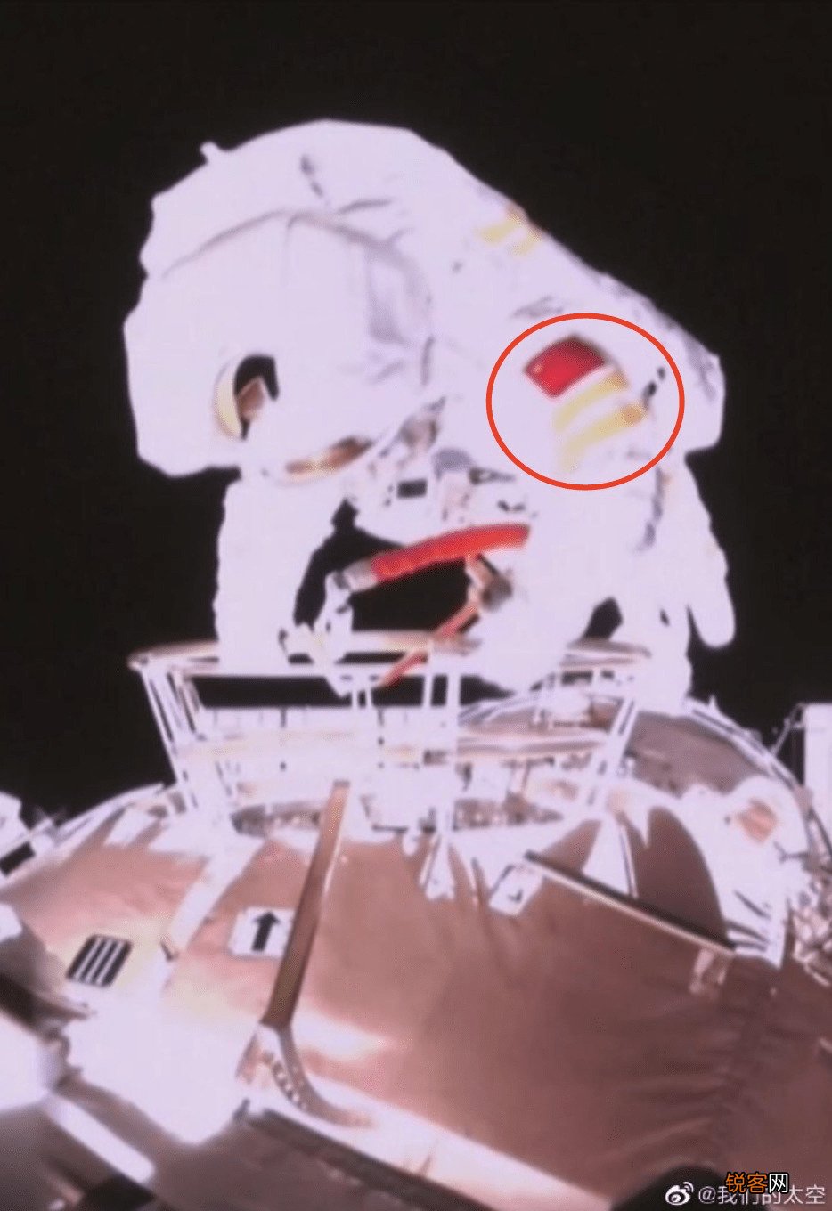 中国航天员与地球合影 王亚平首次出舱成功