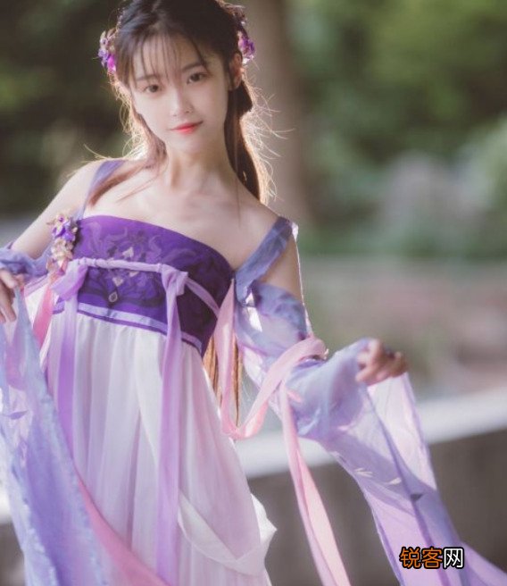 易梦玲和半藏森林谁更美 男性全部选易梦玲，只因她身材太傲人