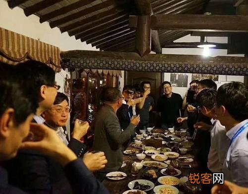 京东的刘强东和美团点评的王兴组局的“东兴会”,与丁磊组局的“三石饭局”有什么不同？