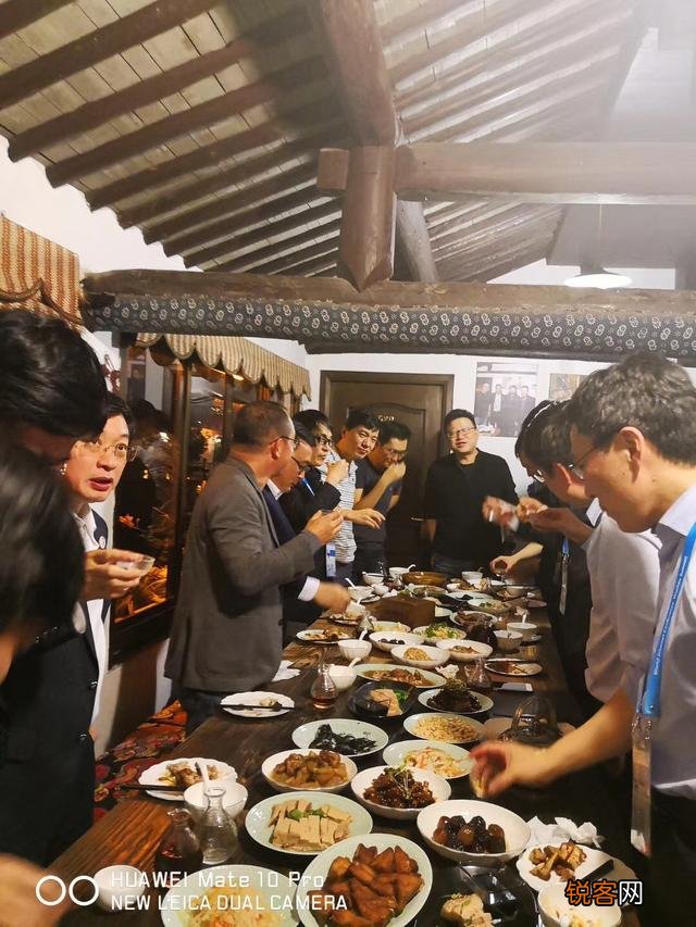 京东的刘强东和美团点评的王兴组局的“东兴会”,与丁磊组局的“三石饭局”有什么不同？