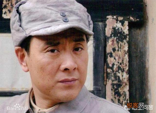 电视剧《亮剑》中的丁伟是纵队司令,为何仅授少将衔？