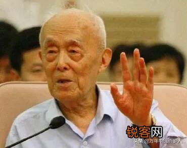 冰心的孙子涂墓碑,季羡林的后人争遗产,如何评价？国学大师怎么传承国学？