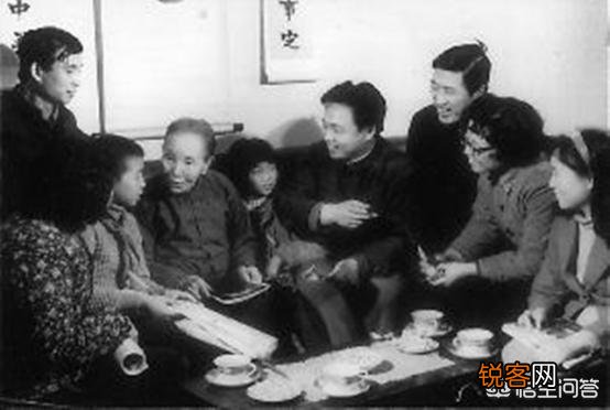 冰心离世后, 其孙子为何会在其墓碑上刻上“教子无方, 枉为人表”？