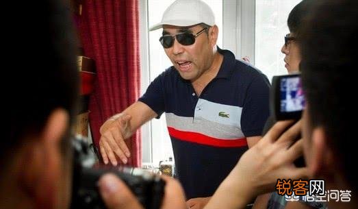 冰心离世后, 其孙子为何会在其墓碑上刻上“教子无方, 枉为人表”？