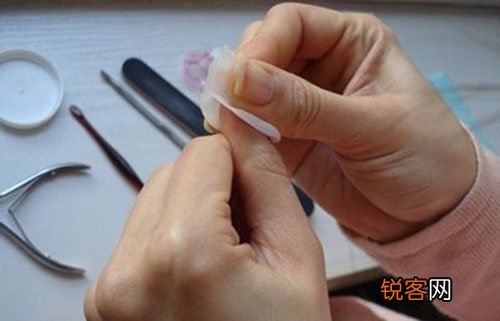 灰指甲的早期有哪些罕见症状 灰指甲怎样护理好