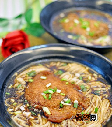 秋天早餐来碗热汤面