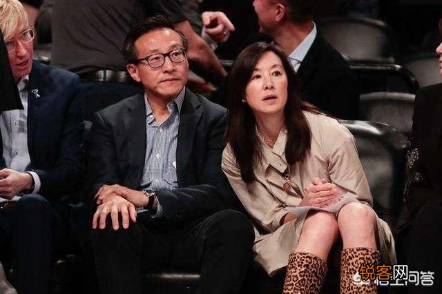 马云退休仪式,篮网老板蔡崇信黑裙大毛腿亮相,球迷：KD已吓傻,对此你怎么看？