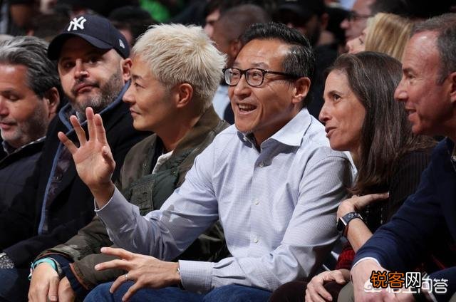 马云退休仪式,篮网老板蔡崇信黑裙大毛腿亮相,球迷：KD已吓傻,对此你怎么看？