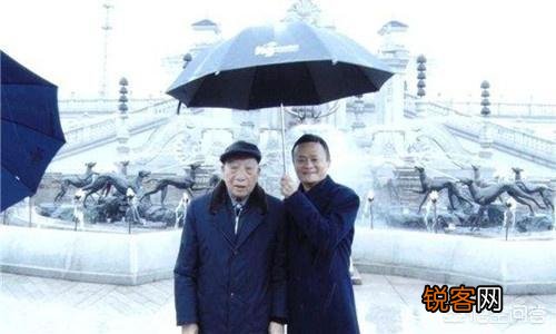 让马云亲自为其撑伞的老人是谁？