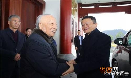 让马云亲自为其撑伞的老人是谁？