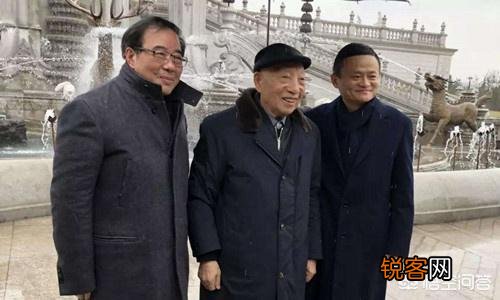 让马云亲自为其撑伞的老人是谁？