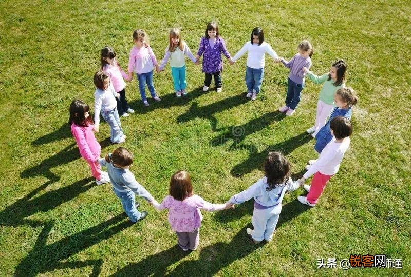 幼儿户外徒手游戏 秋天就是要在户外玩儿个够