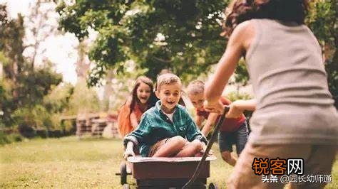 幼儿户外徒手游戏 秋天就是要在户外玩儿个够