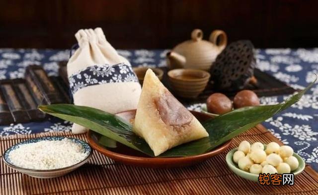 中国各种特色美食是逐渐形成于哪些朝代的哪一时期？中国历朝历代各个时期分别吃什么饭菜水果？