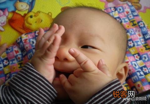 四个月宝宝总喜欢吃手,会不会不卫生,怎么办？