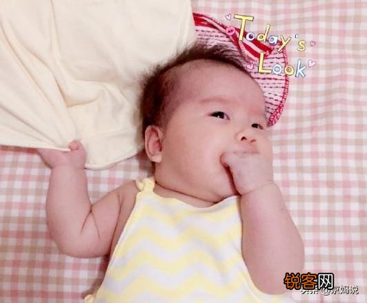 四个月宝宝总喜欢吃手,会不会不卫生,怎么办？