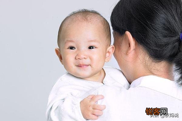 四个月宝宝总喜欢吃手,会不会不卫生,怎么办？
