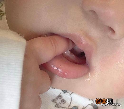 四个月宝宝总喜欢吃手,会不会不卫生,怎么办？
