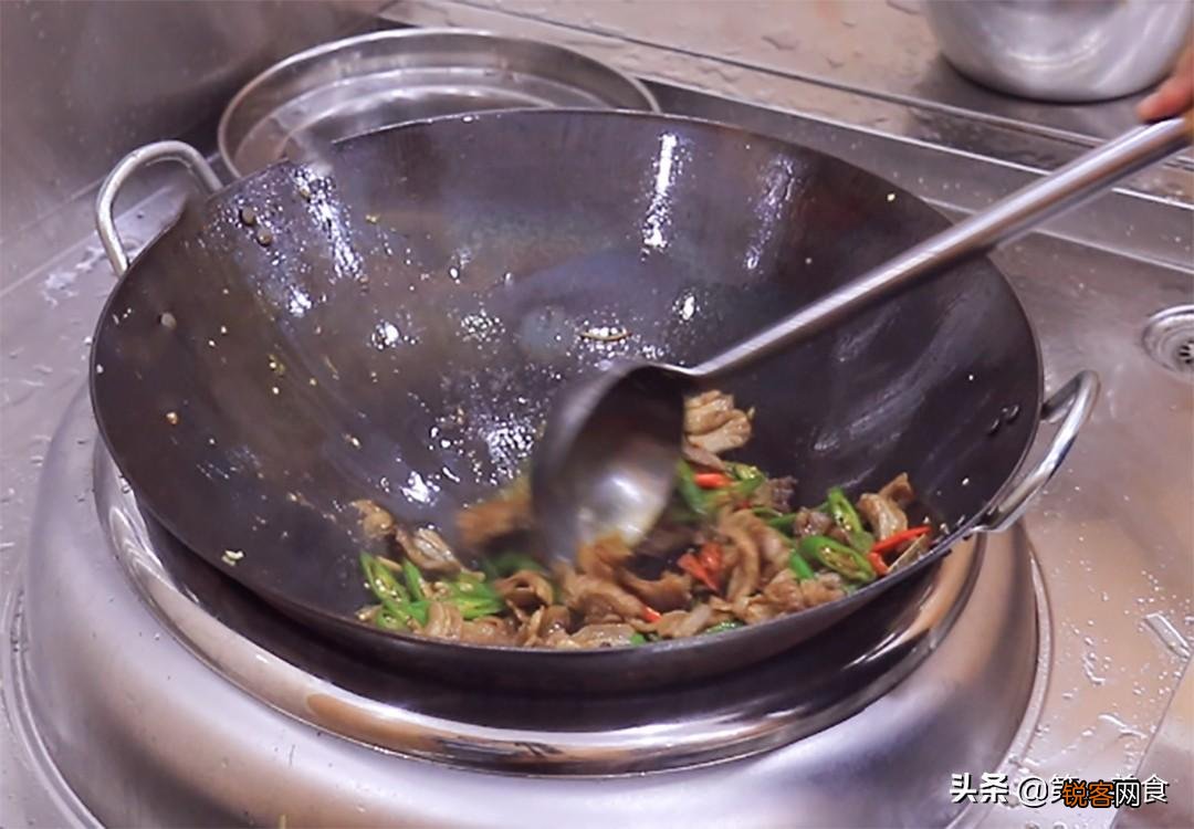 小炒肉怎么做才好吃 掌握这几个窍门，肉片焦香不油腻，香辣下饭
