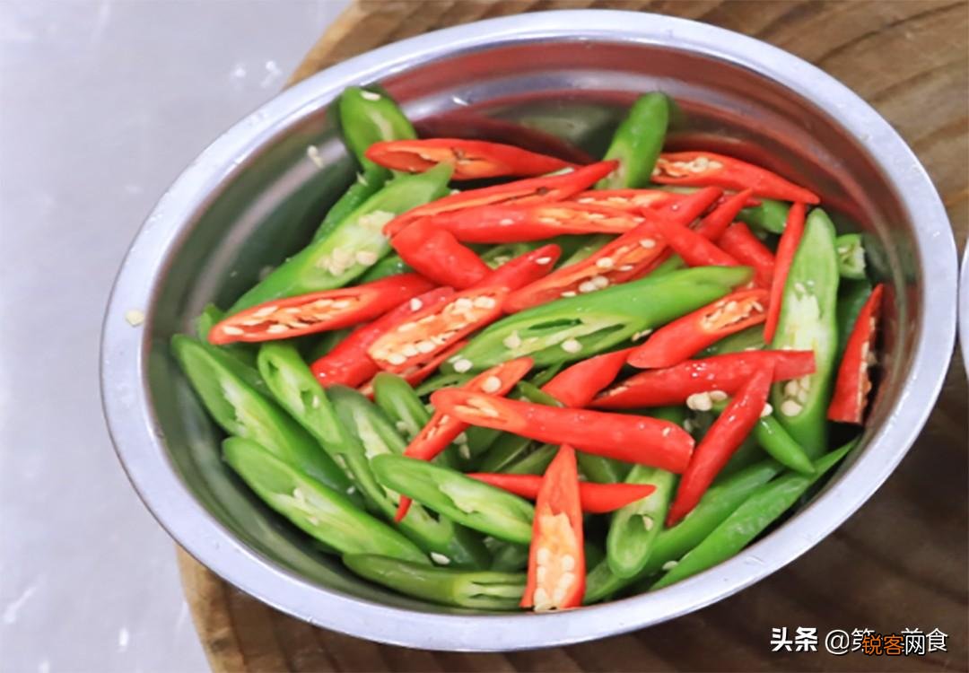 小炒肉怎么做才好吃 掌握这几个窍门，肉片焦香不油腻，香辣下饭