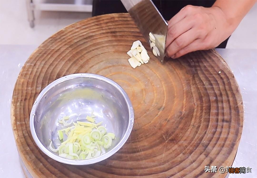 小炒肉怎么做才好吃 掌握这几个窍门，肉片焦香不油腻，香辣下饭