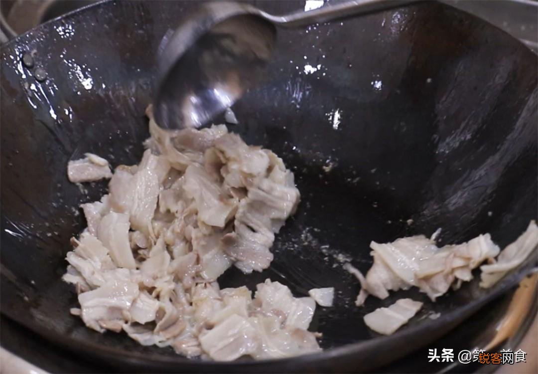 小炒肉怎么做才好吃 掌握这几个窍门，肉片焦香不油腻，香辣下饭