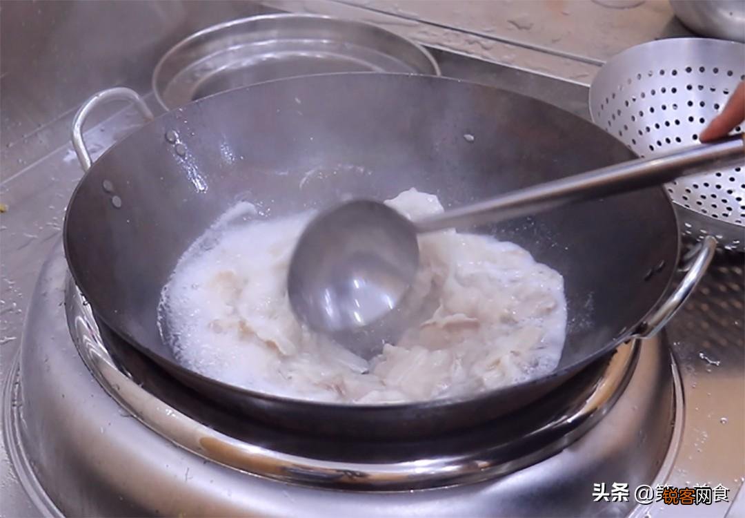 小炒肉怎么做才好吃 掌握这几个窍门，肉片焦香不油腻，香辣下饭