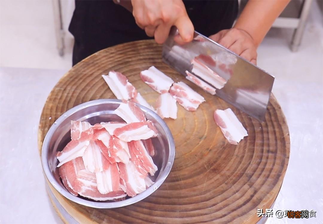 小炒肉怎么做才好吃 掌握这几个窍门，肉片焦香不油腻，香辣下饭