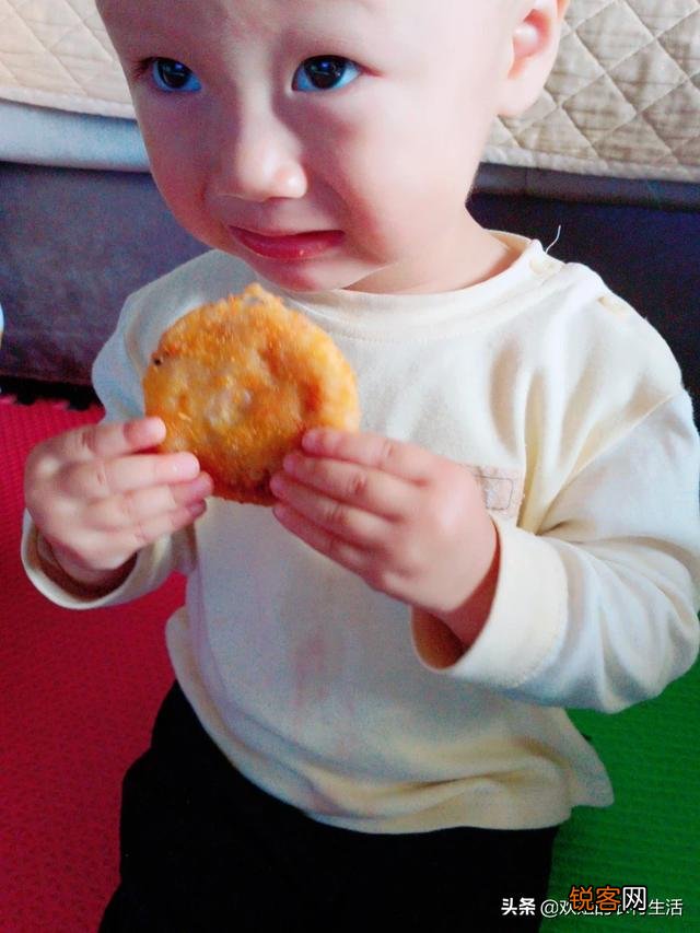 马上两周岁的宝宝不好好吃饭,一吃饭就要出去玩怎么办？