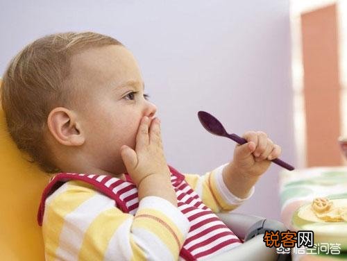 马上两周岁的宝宝不好好吃饭,一吃饭就要出去玩怎么办？