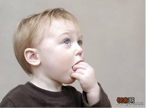 孩子已经三岁了,每天叼着大拇指吃怎么办？