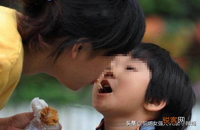 婆婆总爱把嚼过的东西喂给孩子吃,该怎么办？